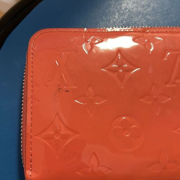Louis Vernis Coral Pink Wallet - Picture 4 of 16